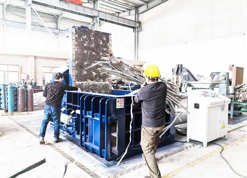 钢铁艺术的革新：马其顿客户250吨侧出包全自动废铁打包机应用纪实！
